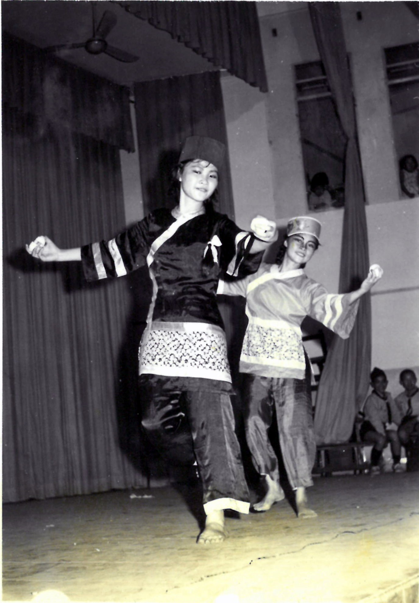 154.53年5月xx日 本校女生舞編隊參加全縣民族舞蹈比賽榮獲冠軍